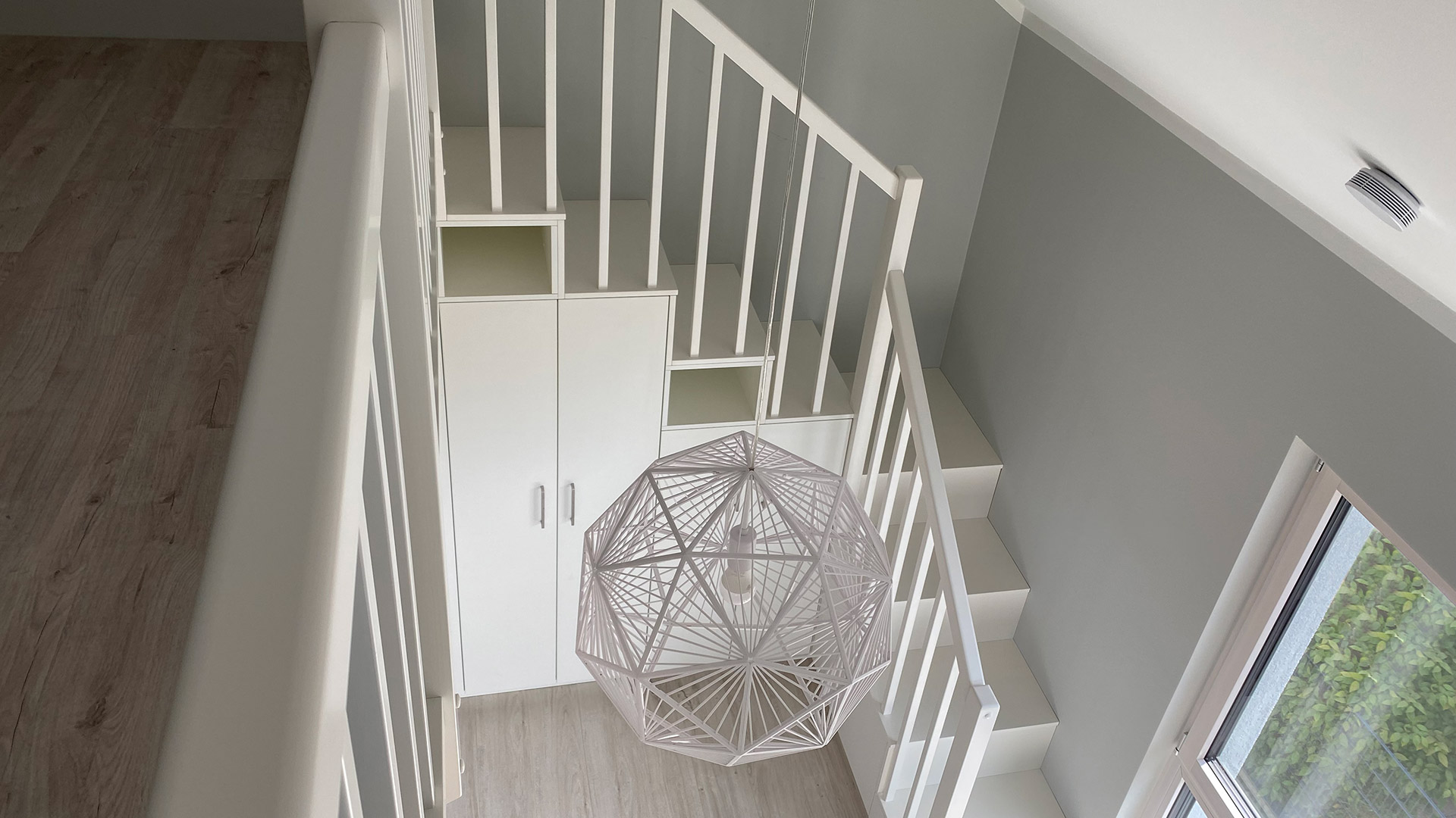 Treppe mit Unterbauschrank und Empore